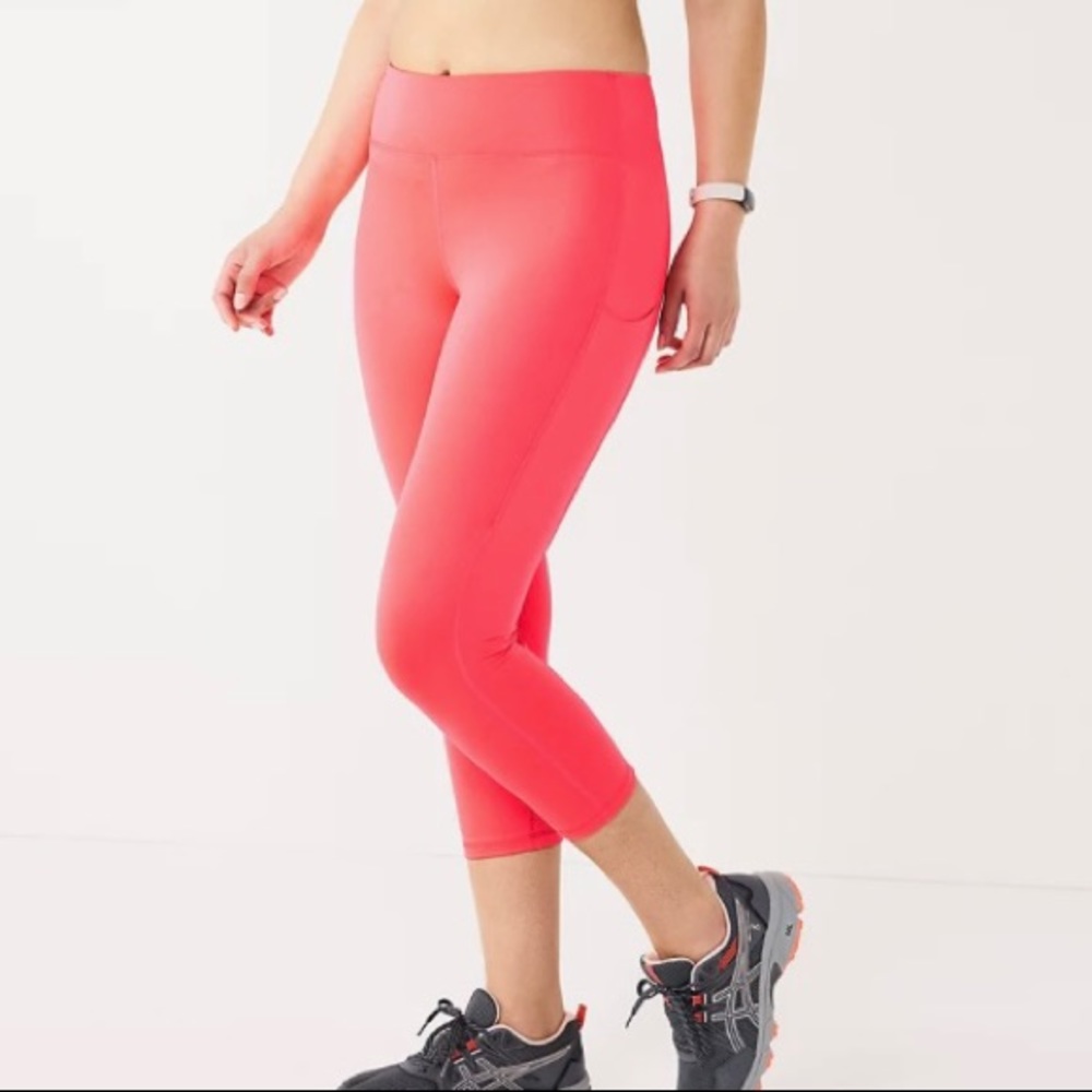 NWT-tek gear capri workout leggings with side pockets. Size 2X in melon.